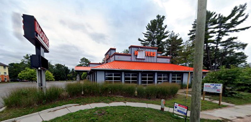 Hooters - Traverse City - 1840 Us-31 (newer photo)